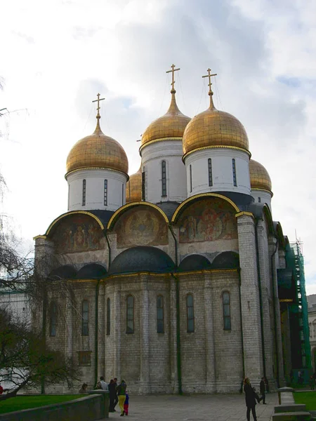 Dentro del Kremlin. Vista de la Catedral de la Asunción (Uspensky sobor ) —  Fotos de Stock