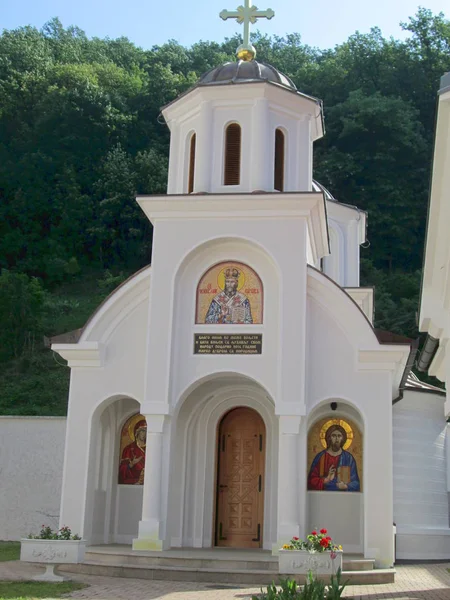 Templom a Beocin Fruskogorski kolostor mellett nemzeti parkban Fruska Gora, Szerbia — Stock Fotó
