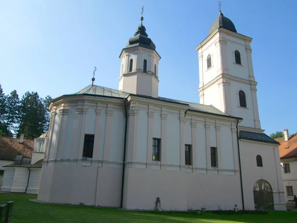 Fruskogorski klášter Beocin v národním parku Fruska Gora, Srbsko — Stock fotografie