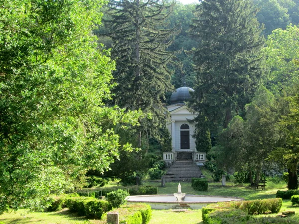 Derrière le monastère Fruskogorski Beocin au parc national Fruska Gora, Serbie — Photo