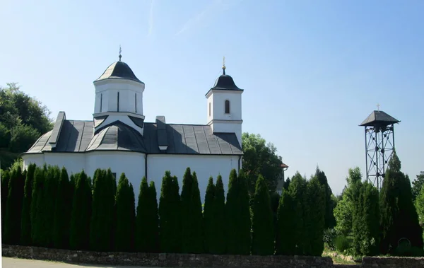 Mosteiro de Fruskogorski Petkovixa no parque nacional Fruska Gora, Sérvia — Fotografia de Stock
