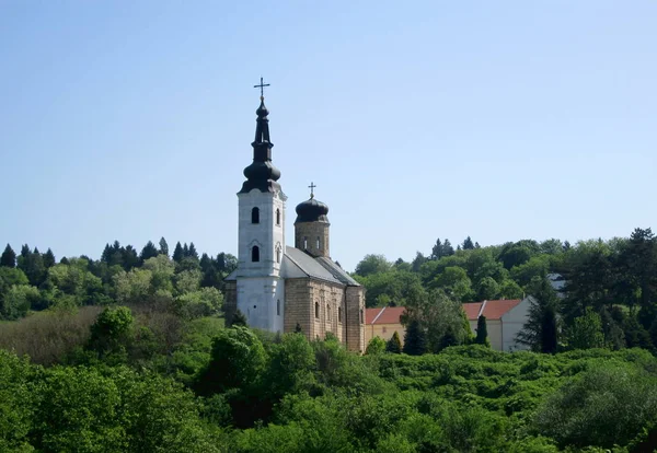 Mosteiro de Fruskogorski Sisatovac no parque nacional Fruska Gora, Sérvia — Fotografia de Stock