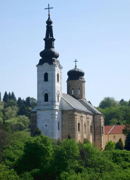 Fruskogorski klášter Sisatovac v národním parku Fruska Gora, Srbsko — Stock fotografie