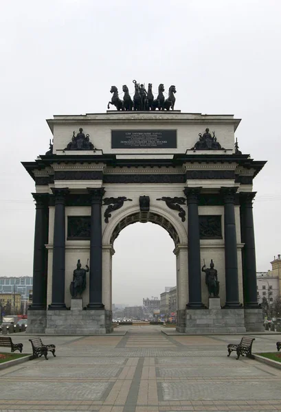 Triumphal arc is built in honor of the Russian Empery liberation from Napoleon invasion — Stock Photo, Image