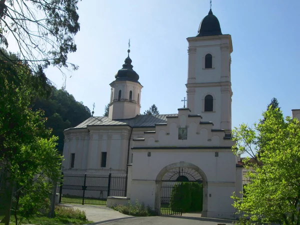 Fruskogorski kloster Beocin i nationalparken Fruska Gora, Serbien Stockbild