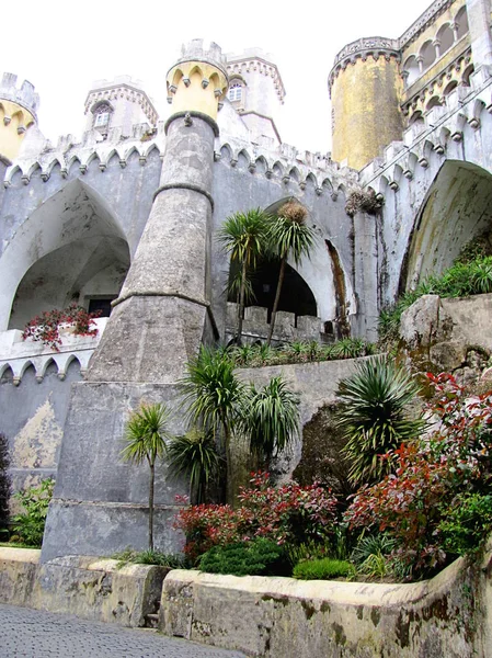 Le palais coloré de Pena, à Sintra, Lisbonne par une journée brumeuse — Photo
