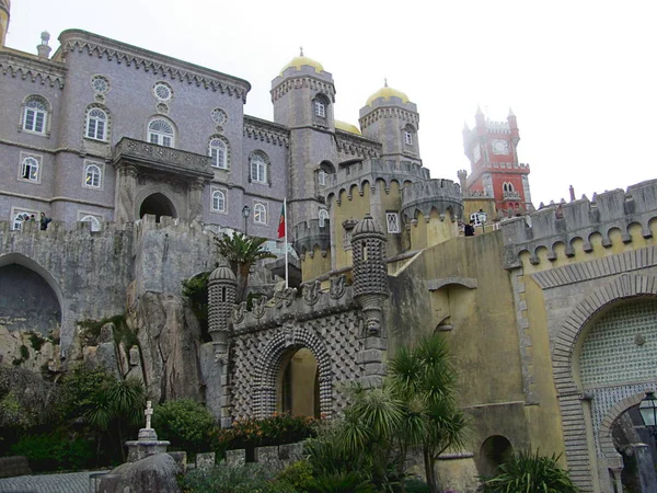 Barevný palác Pena ve Sintře, Lisabon za mlhavým dnem — Stock fotografie