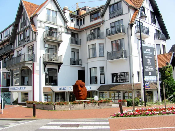 Batı Flanders Belçika ilinde sahil beldesi Knokke-Heist Kuzey Denizi boyunca yer almaktadır
