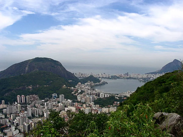 Вид на місто озеро і узбережжя океану в Ріо-де-Жанейро — стокове фото