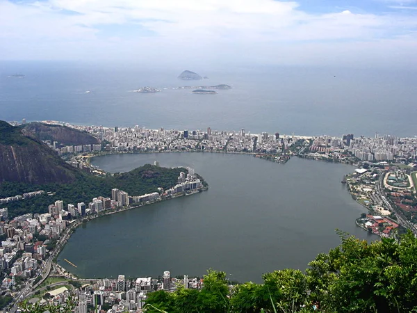 Vista sobre o lago da cidade e costa oceânica do Rio de Janeiro — Fotografia de Stock