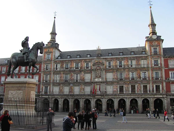 Madrid Plaza Mayor meydanının merkezinde Kral Philip III Heykeli, İspanya. — Stok fotoğraf