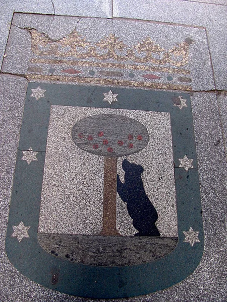 Puerta del Sol'da ayı ve çilek