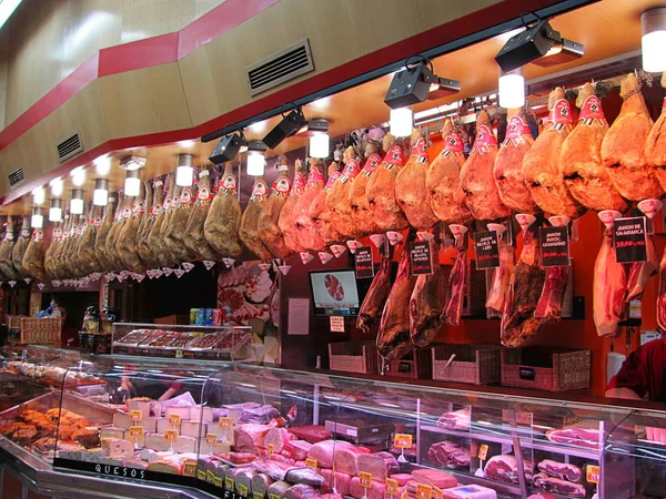 Хамон магазин ринку в Мадриді, Іспанія — стокове фото