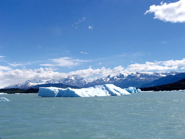 Stuk ijs van de gletsjer in Patagonië vrijstaand — Stockfoto