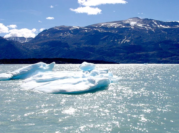 Eisstück vom Gletscher in Patagonien gelöst — Stockfoto