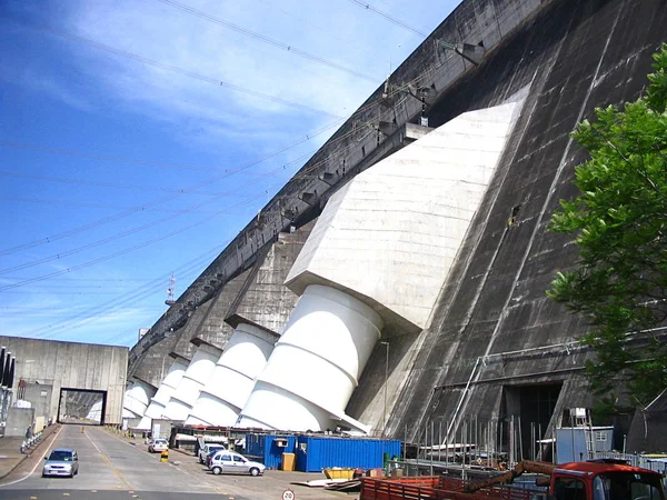 Den Itaipu dammen-vattenkraft dammen vid floden Parana Stockfoto