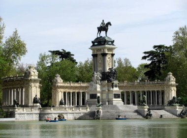 Buen Retiro Park Alfonso Xii Anıtı, Madrid şehrinin en büyük parklarından biri, İspanya.