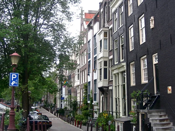 Vue sur le paysage urbain avec canal, rues et maisons traditionnelles néerlandaises à Amsterdam, Pays-Bas — Photo