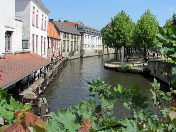 Landschaft mit Wasserkanal in Brügge, Belgien. — Stockfoto