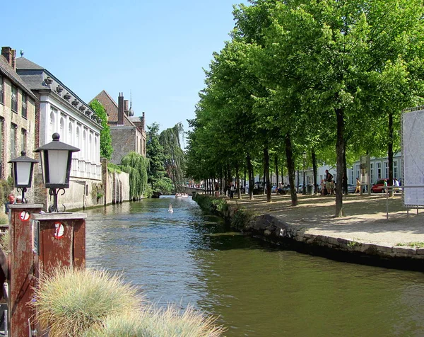 Paisaje con canal de agua en Brujas, Bélgica . — Foto de Stock
