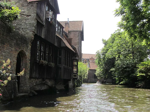 Landschaft mit Wasserkanal in Brügge, Belgien. — Stockfoto