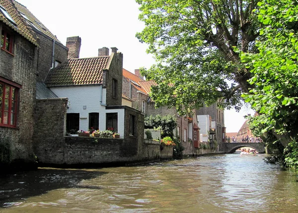Landschaft mit Wasserkanal in Brügge, Belgien. — Stockfoto
