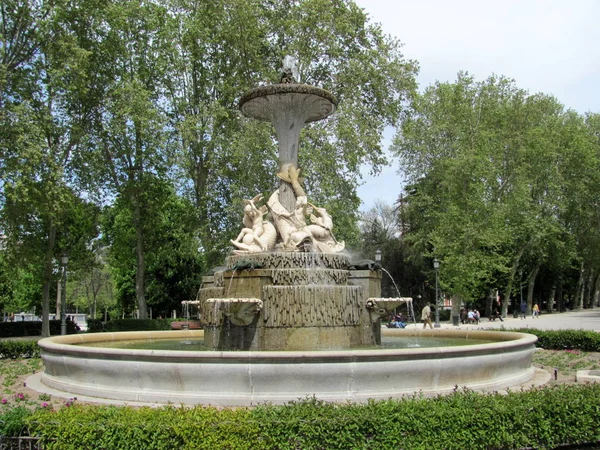 Buen Retiro Park, een van de grootste parken van Madrid stad, Spanje. — Stockfoto