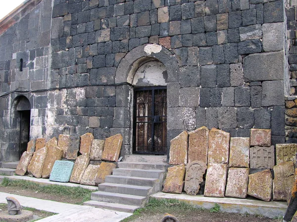 Khachkars stenen kruisen in Sevanavank klooster complex — Stockfoto