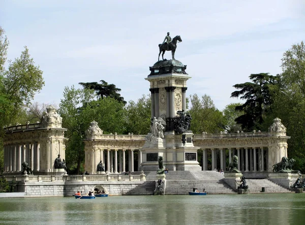 Buen Retiro Park Alfonso Xii Anıtı, Madrid şehrinin en büyük parklarından biri, İspanya. — Stok fotoğraf