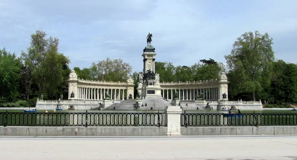 Emlékmű Alfonso XII-ben a Buen Retiro Park, az egyik legnagyobb parkja Madrid város, Spanyolország. — Stock Fotó