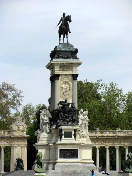 Pomnik Alfonsa XII w Buen Retiro Park, jeden z największych parków miasta Madryt, Hiszpania. — Zdjęcie stockowe