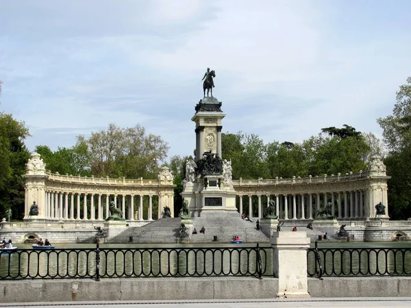 Emlékmű Alfonso XII-ben a Buen Retiro Park, az egyik legnagyobb parkja Madrid város, Spanyolország. — Stock Fotó