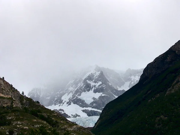 Blick auf schneebedeckte Gipfel und Gletscher der Anden-Berge, Patagonien, Argentinien — Stockfoto