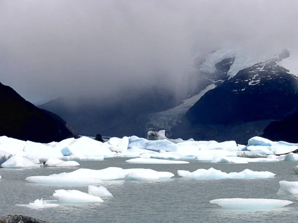 Uitzicht op de sneeuwtoppen en gletsjers van het Andesgebergte, Patagonië, Argentinië — Stockfoto