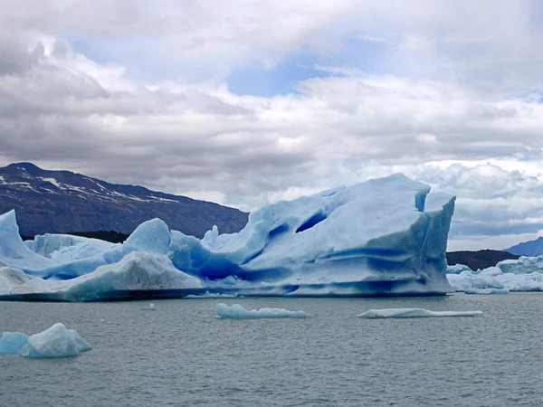 Morceau de glace détaché du glacier en Patagonie, Argentine — Photo