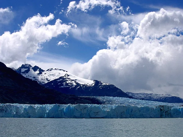 Blick auf schneebedeckte Gipfel und Gletscher der Anden-Berge, Patagonien, Argentinien — Stockfoto