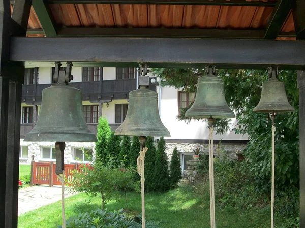 Sırbistan 'ın Despotovac kentindeki Ortaçağ Ortodoks Manastırı' nın eski metall çanı