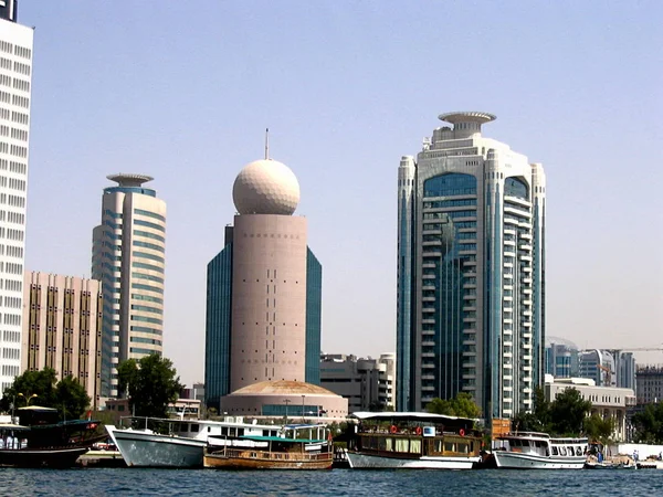 Dubai 'deki Bay Creek' te tekneler. Arkaplanda gökdelenler.