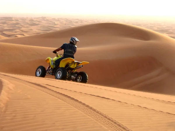 Motocicleta no deserto, Dubai Emirados Árabes Unidos — Fotografia de Stock