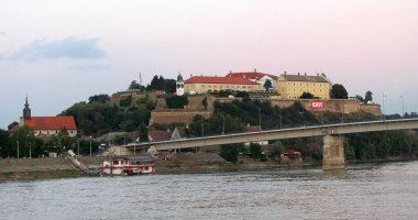 Sırbistan 'ın Novi Sad kenti yakınlarındaki Petrovaradin kalesi