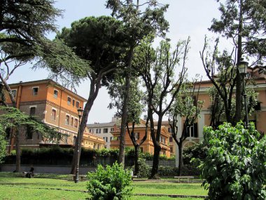 Roma, İtalya - 04 Mayıs 2013: Roma 'daki Kolezyum önünde dinlenen bir adam