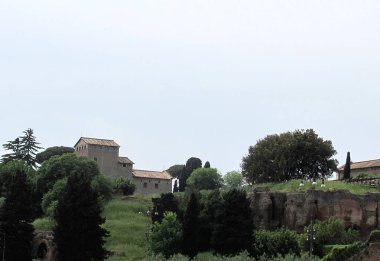 Roma, İtalya 'daki Roma Forumunun Kolezyum ve Harabeleri' nin yanında.
