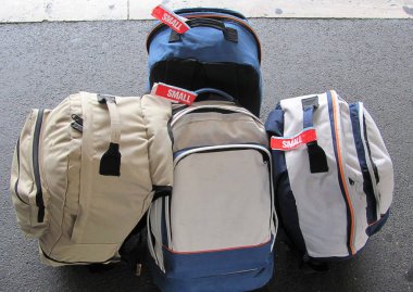Havaalanı binasının önündeki katta seyahat eden bavullar.
