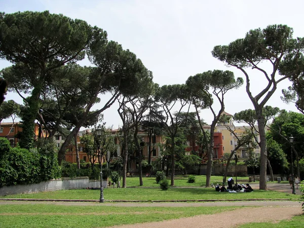 ローマ イタリア 2013年5月4日 ローマのコロッセオの前の公園で休んでいる人々 — ストック写真