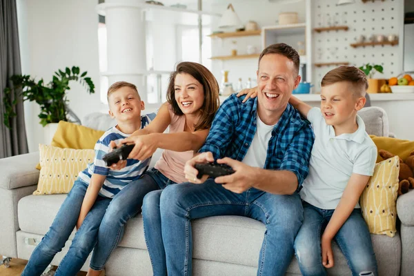 Ευτυχισμένη Οικογένεια Μαμά Και Μπαμπάς Παίζουν Παιχνίδι Joysticks Και Χαμογελαστά — Φωτογραφία Αρχείου