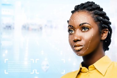 portre çekici genç Afrikalı kadın gösteren kavramsal yüz tanıma Emanet tarama.