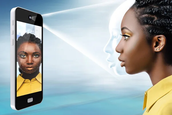 Smartphone Projetando Feixe Luz Rosto Feminino Africano Conceito Tecnologia Reconhecimento — Fotografia de Stock