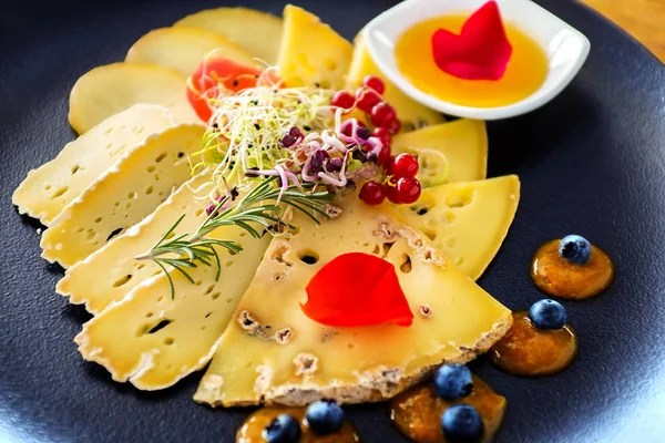 Plateau Fromage Avec Variété Fromages Affinés Fruits Sur Assiette Noire — Photo