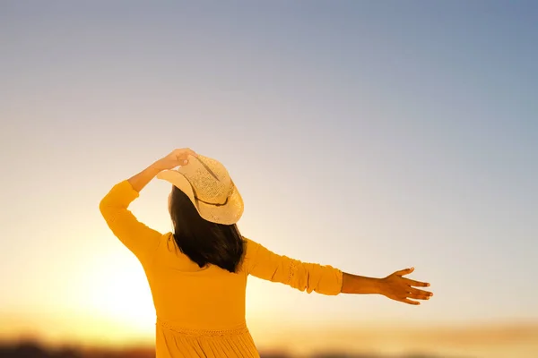 Jovem Mulher Despreocupada Vestido Amarelo Pôr Sol — Fotografia de Stock