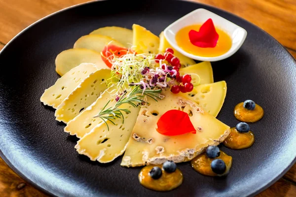 Bandeja Queso Con Variedad Quesos Madurados Frutas Plato Negro — Foto de Stock